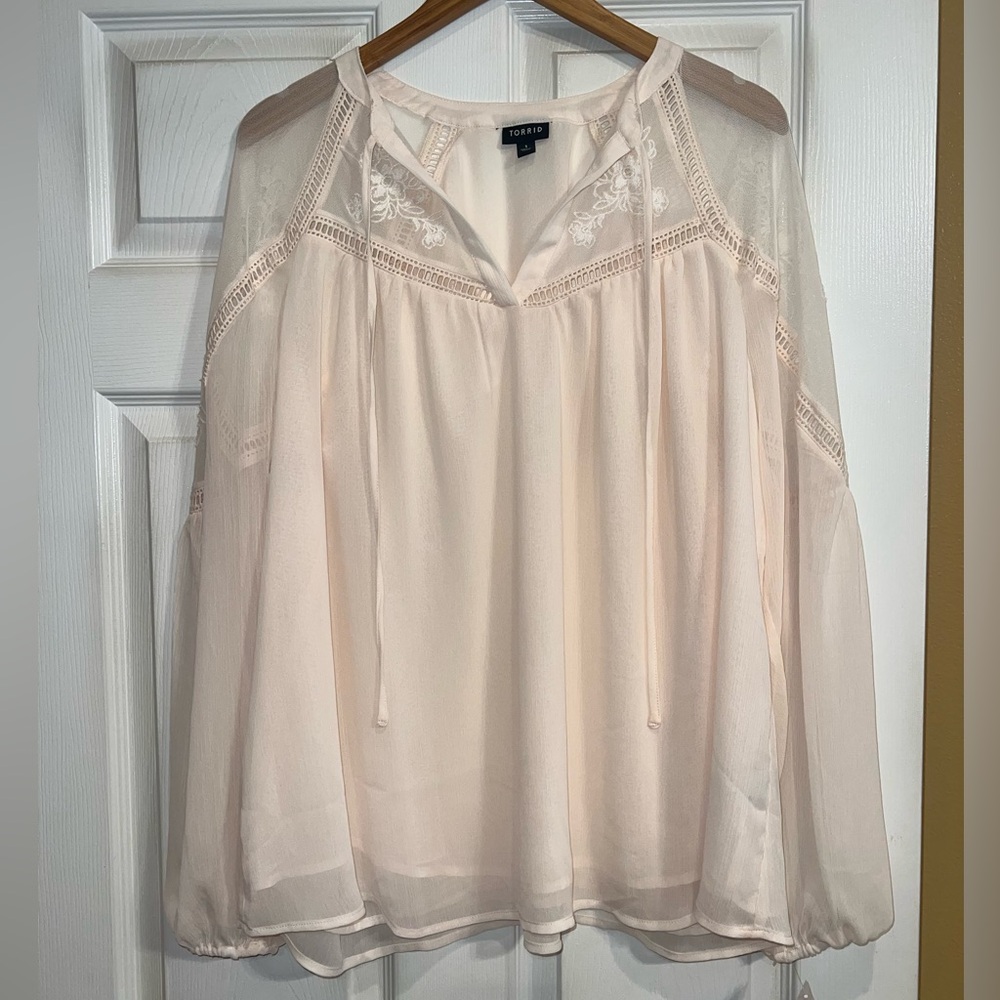 Torrid Cream Lace Accent Blouse. Size 1. EUC